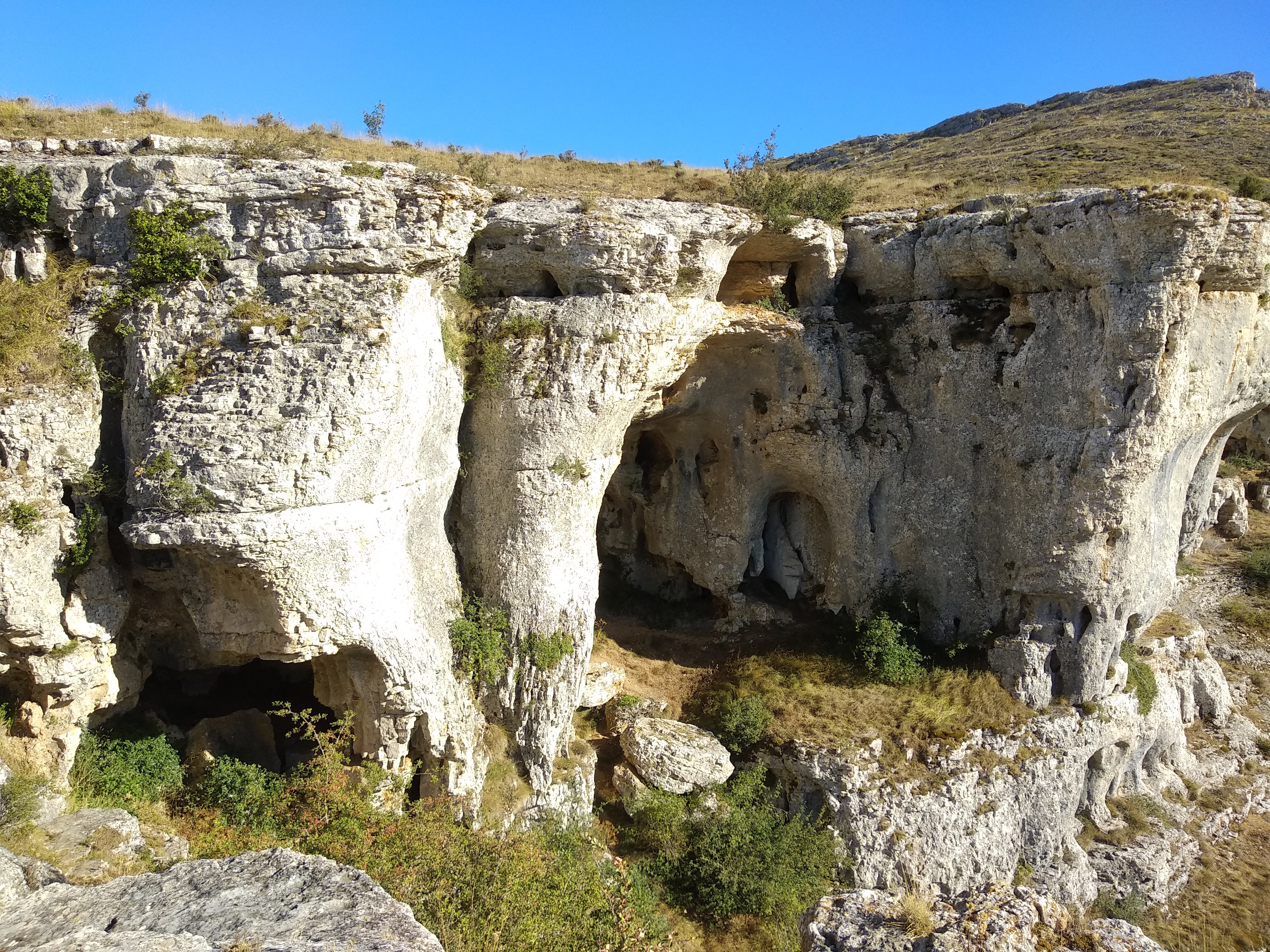 Cuevas y más cuevas